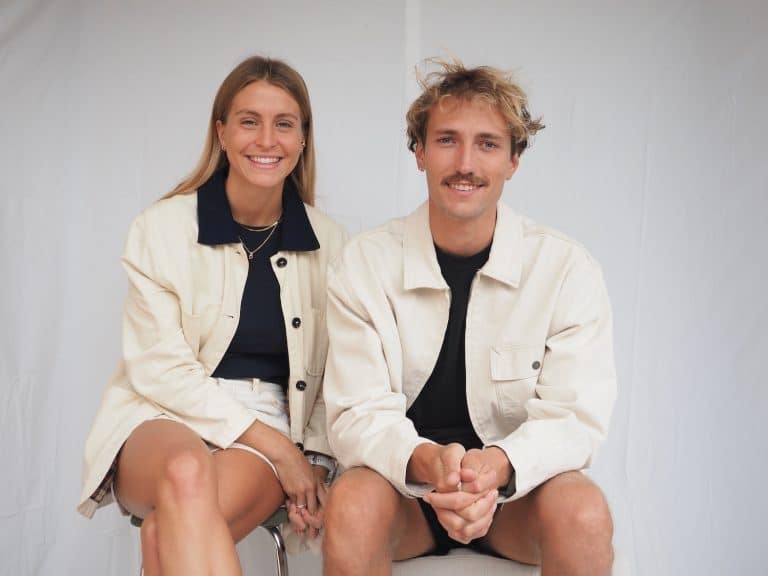 Développeur web Seignosse-Photo de l’équipe agence digitale hossegor, Robin Canton Lamousse et Églantine Lanier assis sur une chaise devant un fond blanc, illustrant leur collaboration pour des projets web et applications sur-mesure